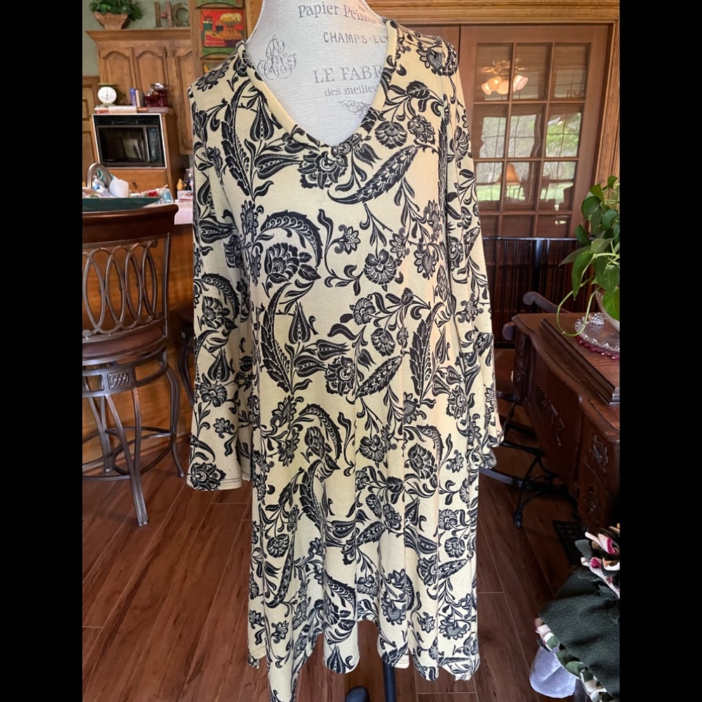 Emma Rose Yellow and black print dress/tunic size 1XL, bell sleeves